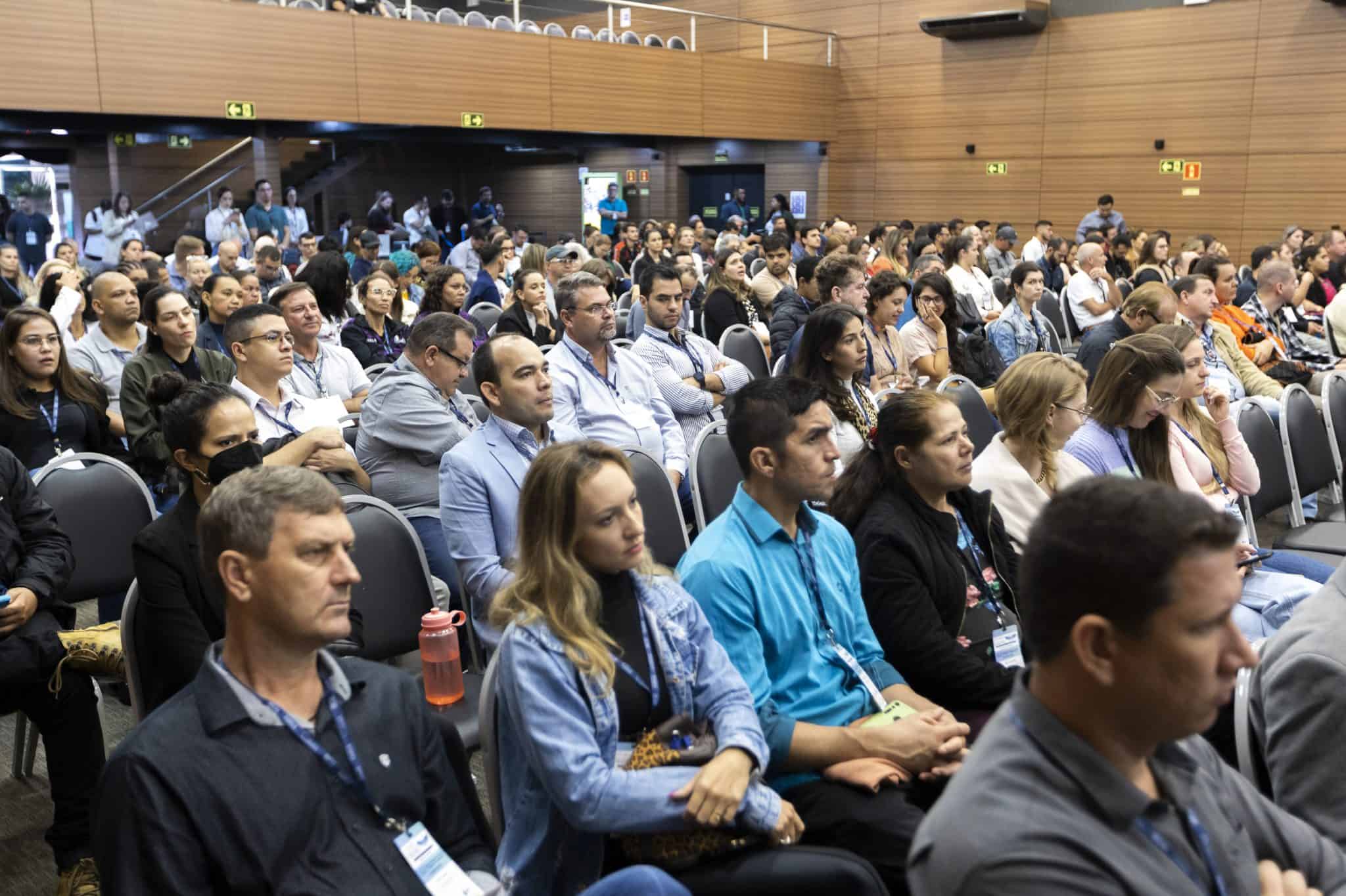 O-Conrersol-reuniu-diferentes-palyers-da-gestao-de-residuos-no-Cineteatro-Barrageiros-do-PTI-2048x1365.jpg